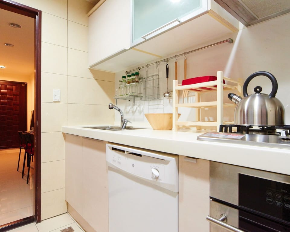 Modern kitchen with convection oven and dishwasher.
廚房設有洗碗機及烤箱