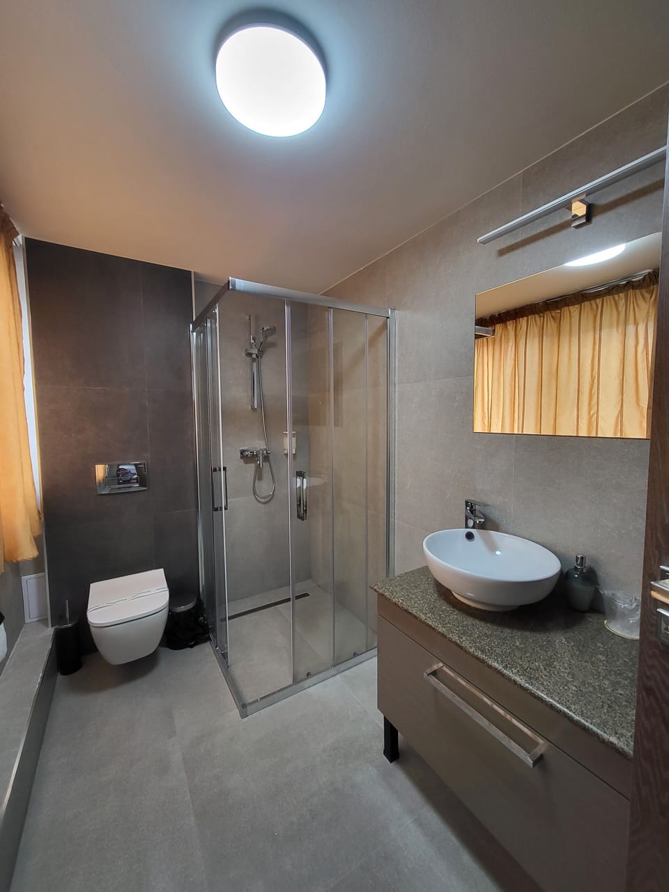 Superior Room | Bathroom | Shower, free toiletries, hair dryer, towels