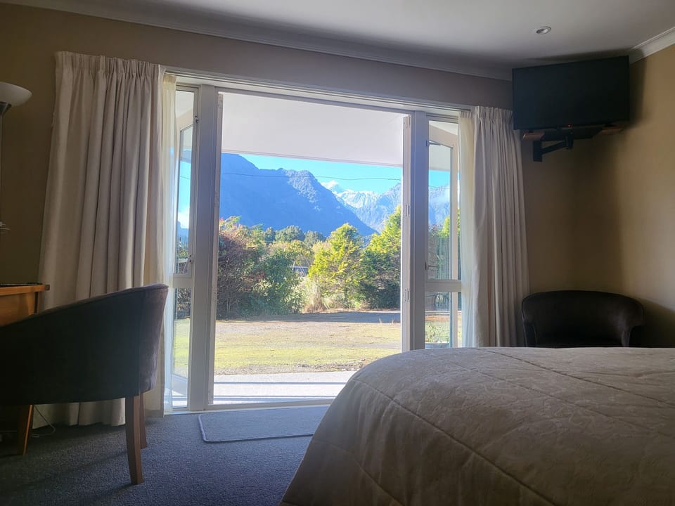 Deluxe House | Desk, soundproofing, iron/ironing board (on request), WiFi (free)