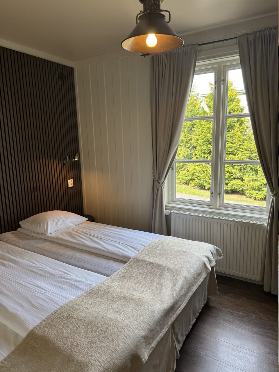 Individually decorated, iron/ironing board, free WiFi, bed sheets