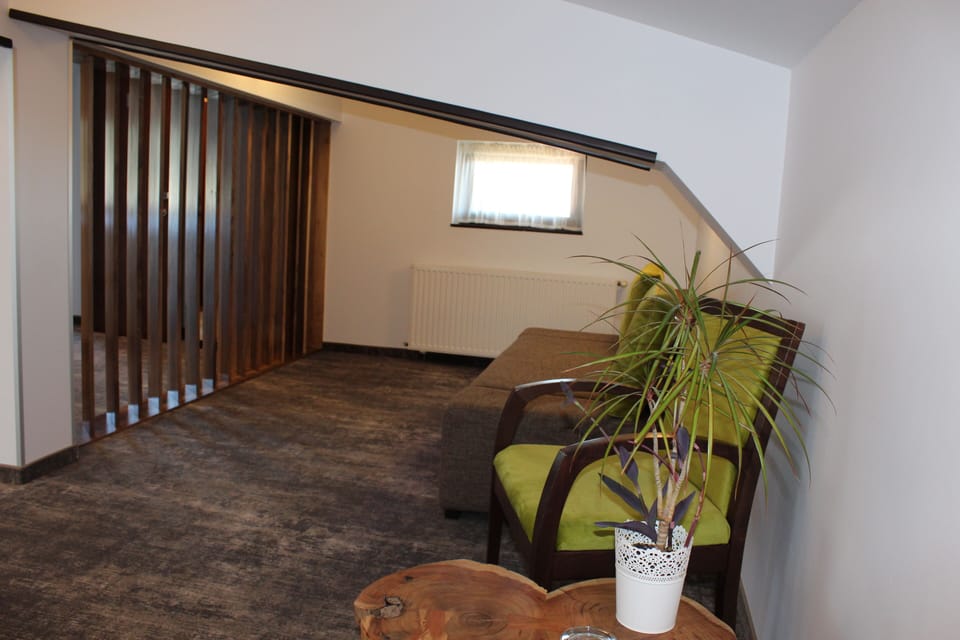 Suite | Minibar, desk, blackout drapes, soundproofing