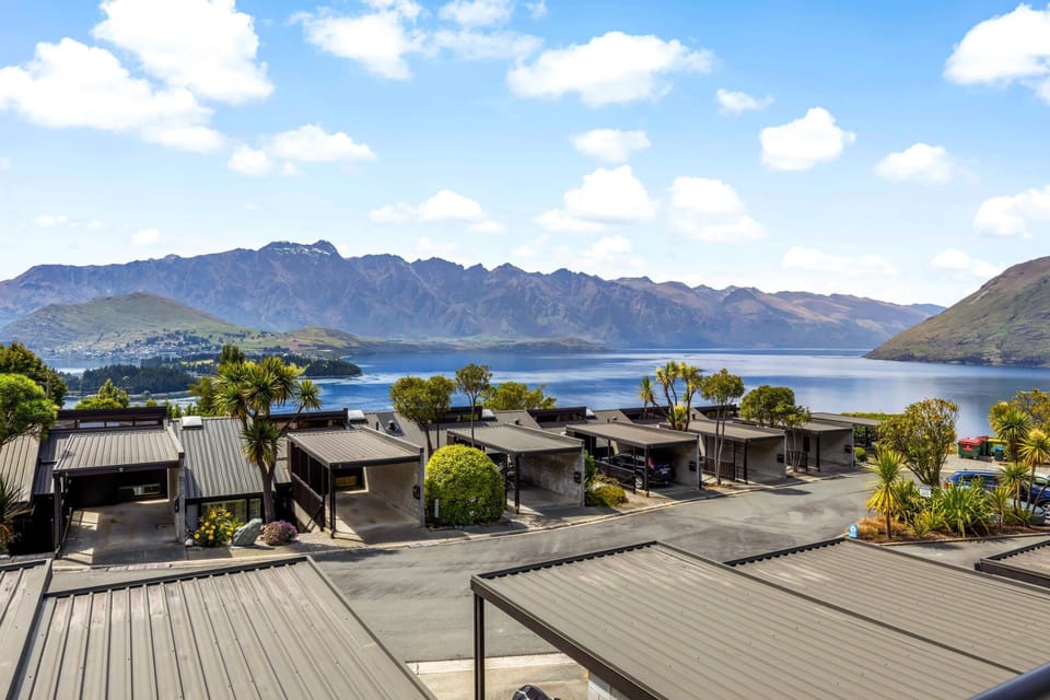 Breathtaking Views: Experience stunning panoramas of the lake and mountains right from your home from home! 