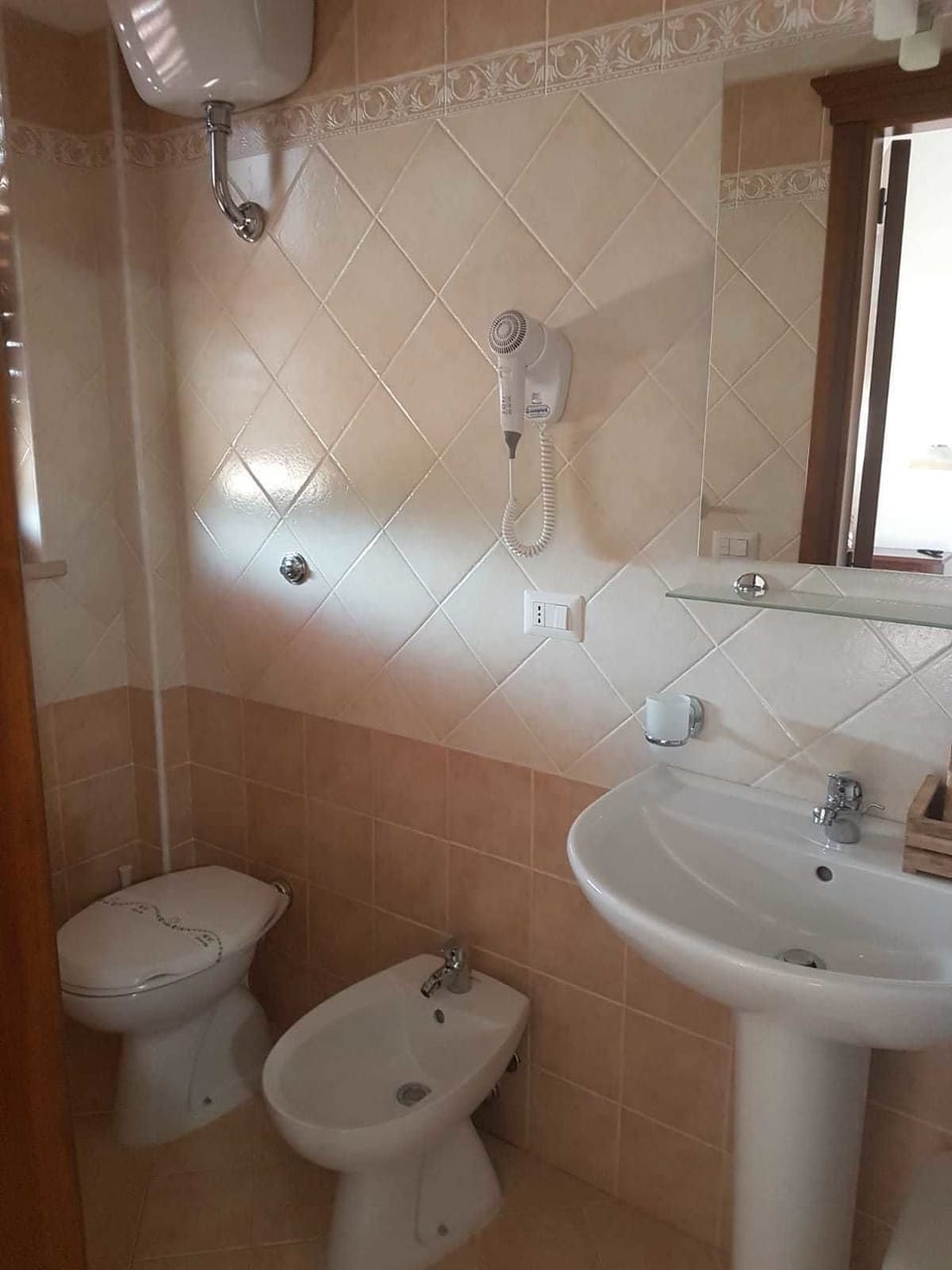 Classic Double Room, Garden View | Bathroom | Shower, rainfall showerhead, free toiletries, hair dryer