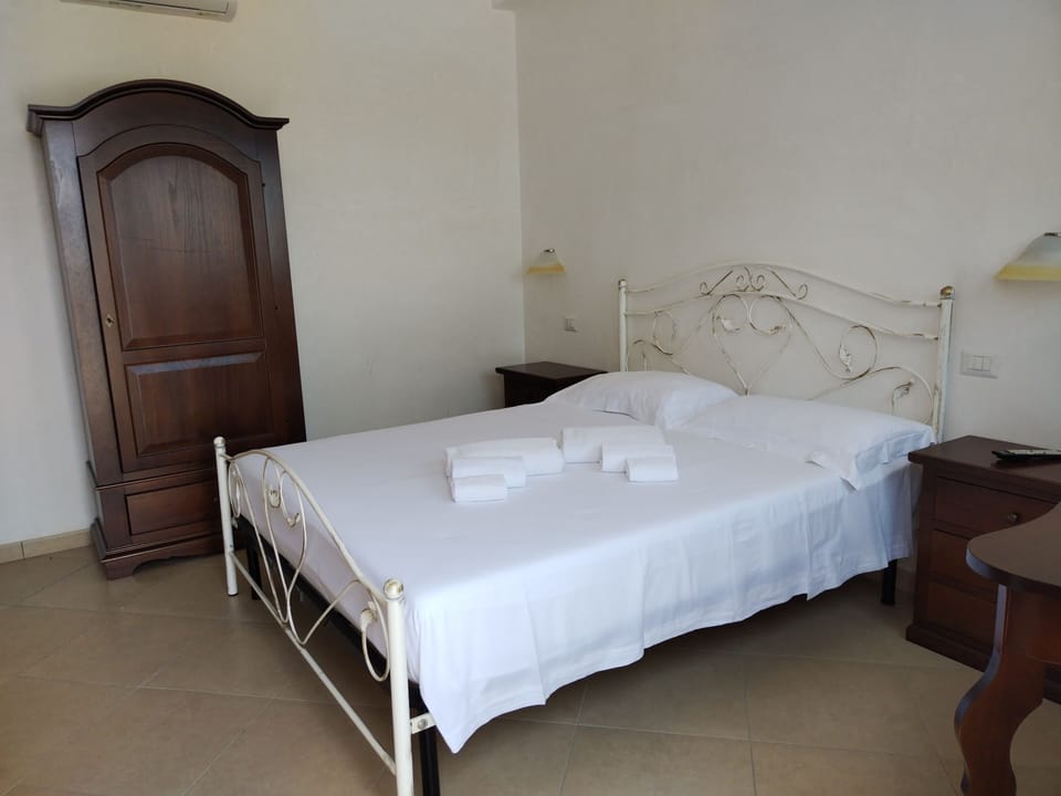 Classic Double Room, Garden View | Bed sheets