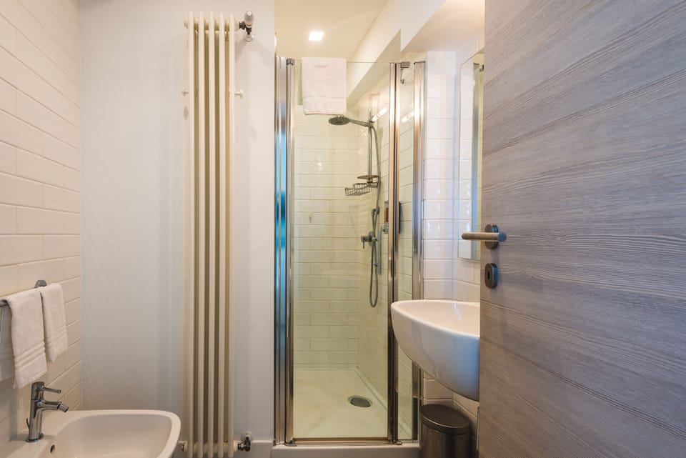 Deluxe Double Room (Procida ) | Bathroom | Shower, free toiletries, hair dryer, bidet