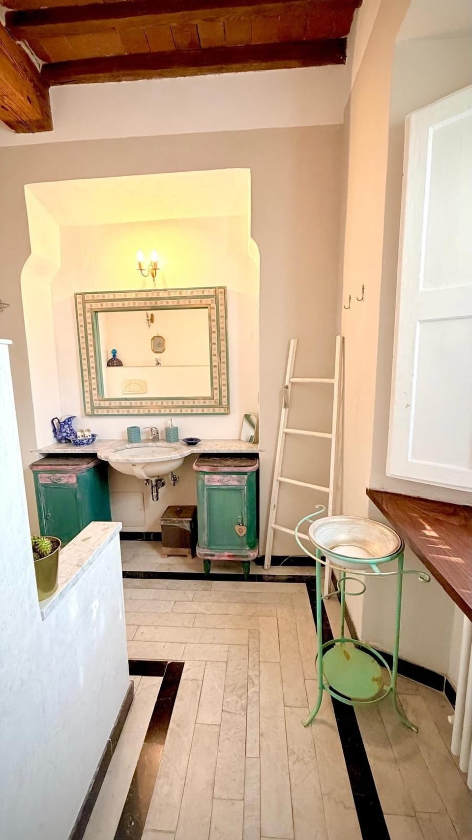 Classic Double Room, Terrace | Bathroom | Shower, rainfall showerhead, free toiletries, hair dryer