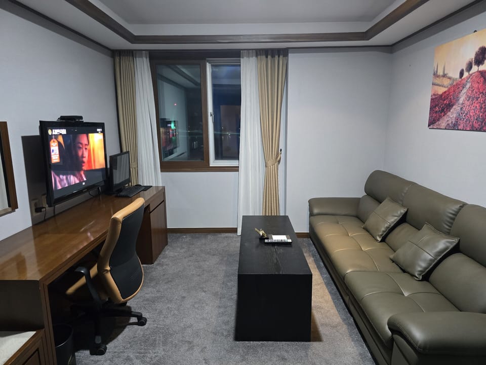 Royal Suite | Living area | Flat-screen TV, heated floors