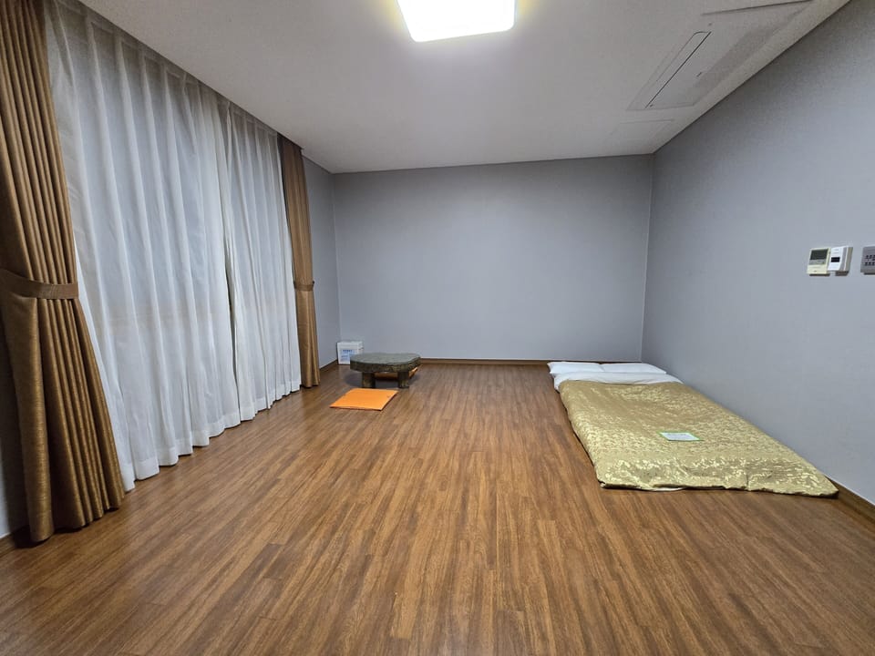 Korean Ondol Room | Soundproofing, WiFi (free)