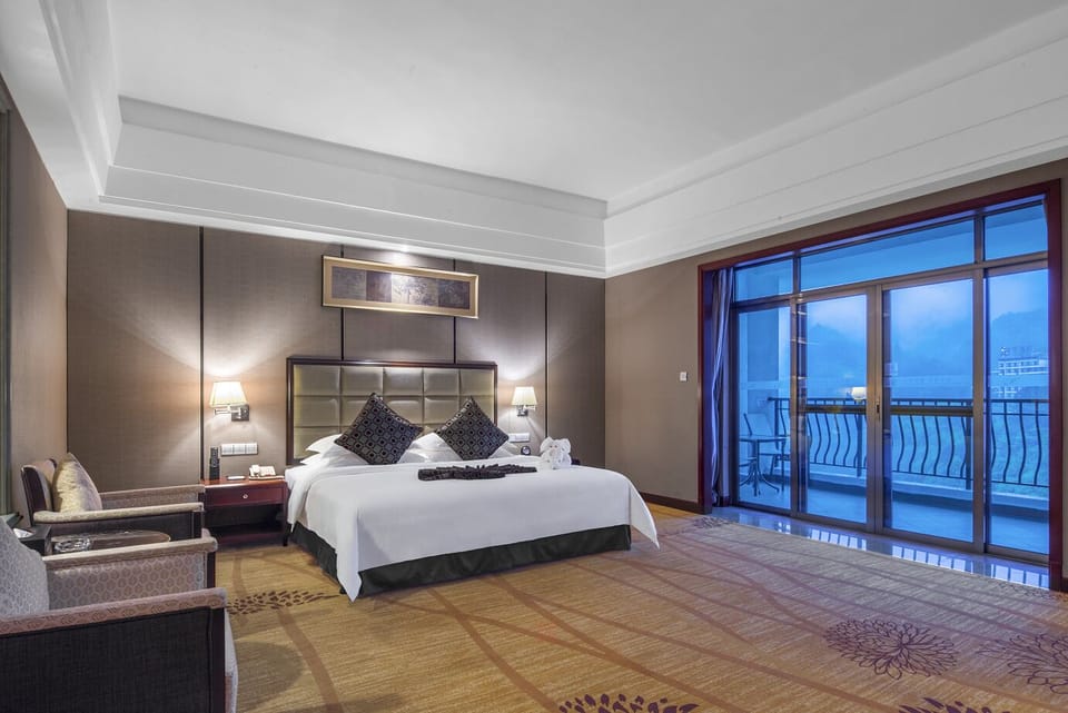 Deluxe Double Room, Non Smoking | Premium bedding, in-room safe, desk, laptop workspace