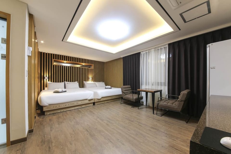 Family Twin Room | Individually decorated, desk, laptop workspace, blackout drapes