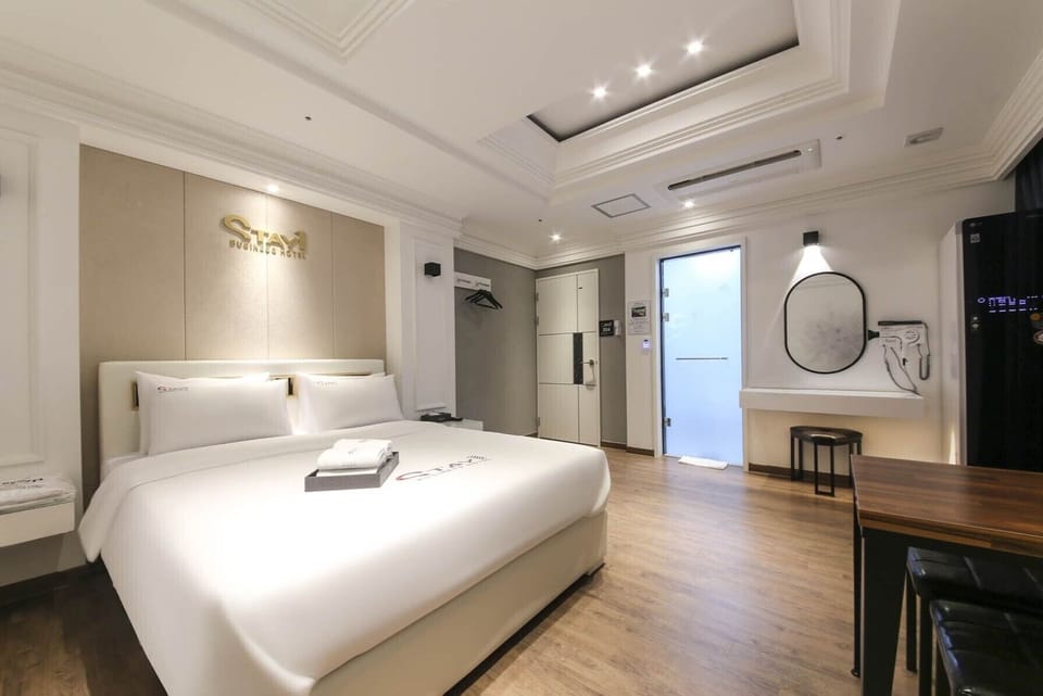 Stay Suite (Air purifier) | Individually decorated, desk, laptop workspace, blackout drapes