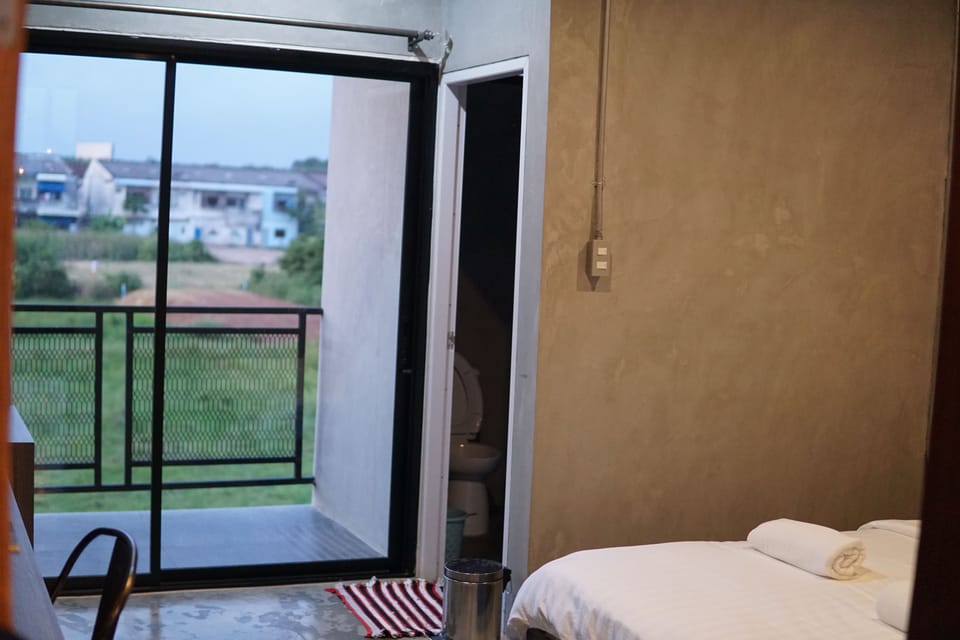 Superior Loft Queen Room | Bathroom | Shower, rainfall showerhead, free toiletries, towels