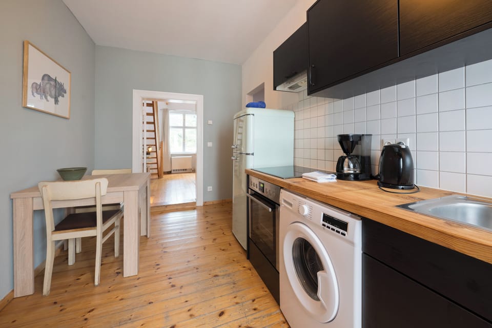 Full-size fridge, microwave, oven, stovetop