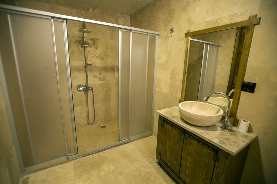 Comfort Triple Room | Bathroom | Shower, free toiletries, hair dryer, slippers