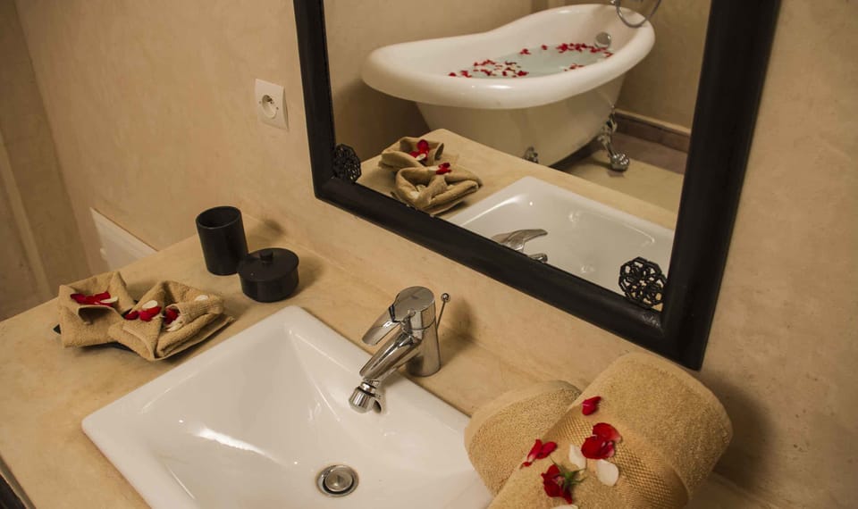 Shower, rainfall showerhead, free toiletries, hair dryer