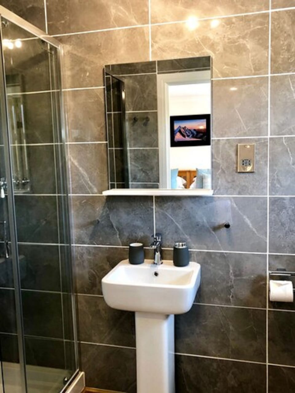 Superior Suite | Bathroom | Shower, free toiletries, hair dryer, towels
