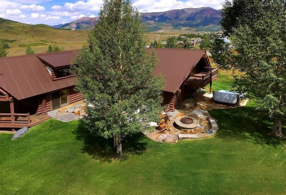 Large Backyard with Hot Tub and Fire Pit