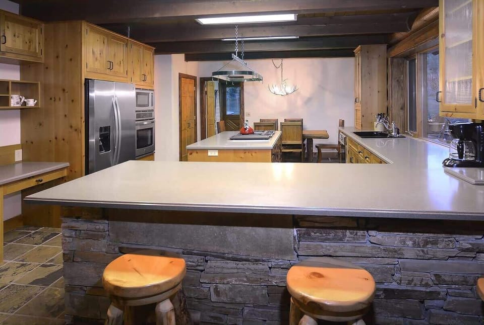 Large and Complete Kitchen for the Cooks in the Family