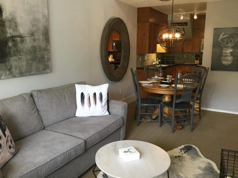Great place to come home to. New queen sofabed