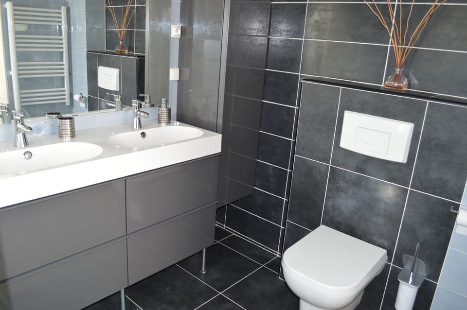 Deluxe Double Room, 1 Queen Bed, Terrace, Partial Sea View | Bathroom amenities | Shower, rainfall showerhead, free toiletries, hair dryer