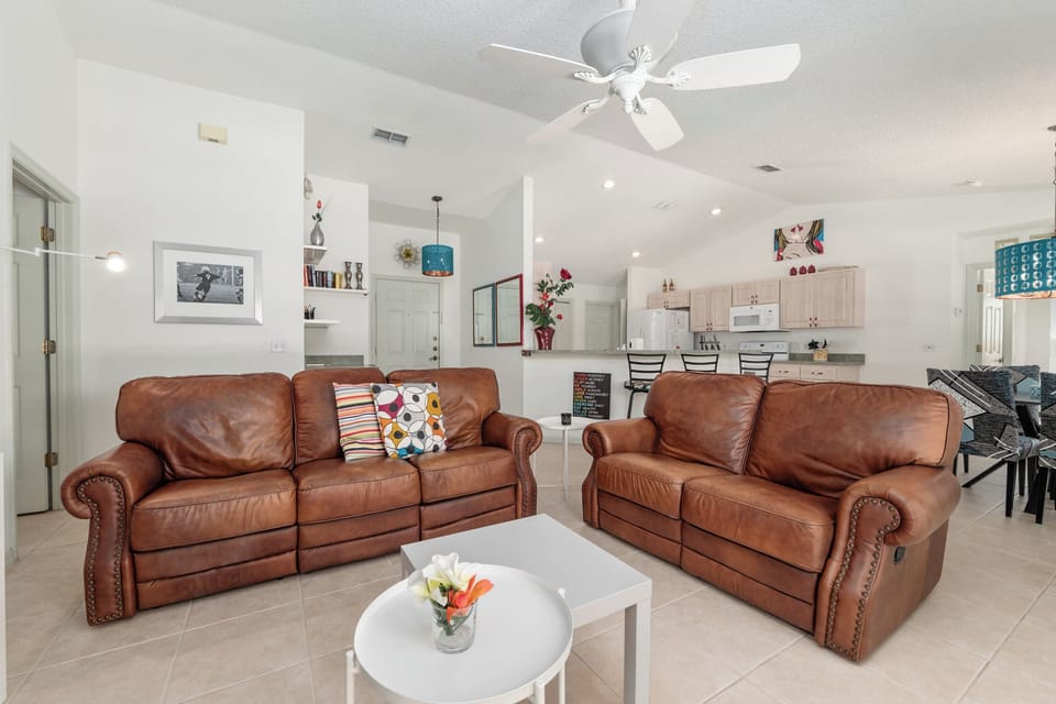 House | Living area | 40-inch flat-screen TV with digital channels, TV, pay movies