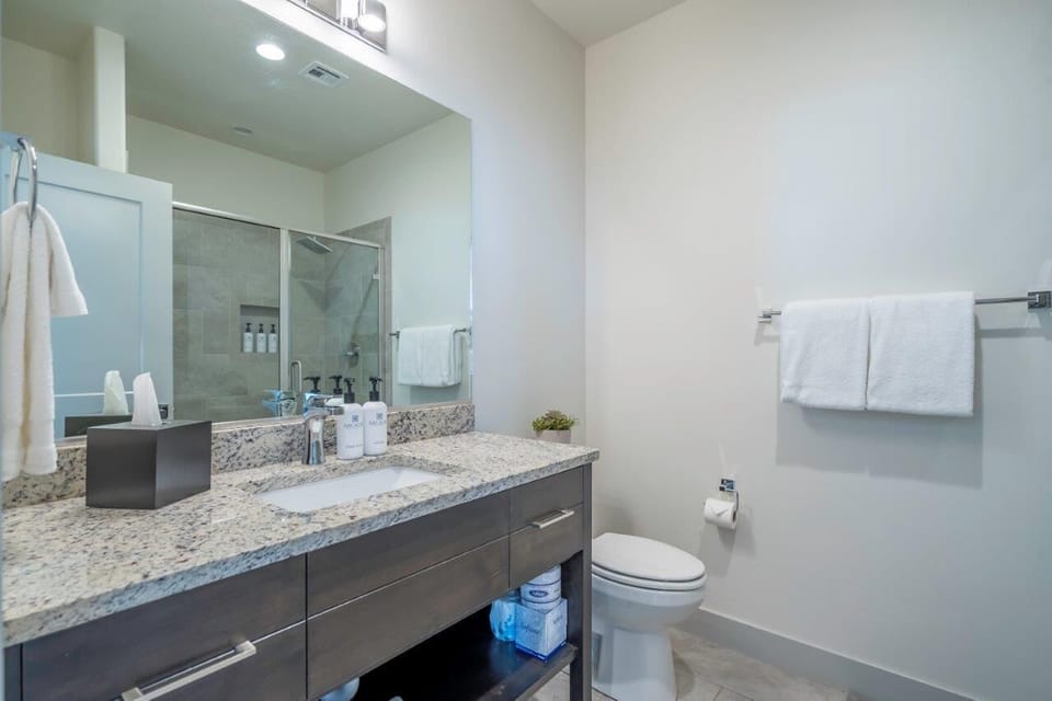 Upstairs hallway bathroom (available to guests in bedroom 3)