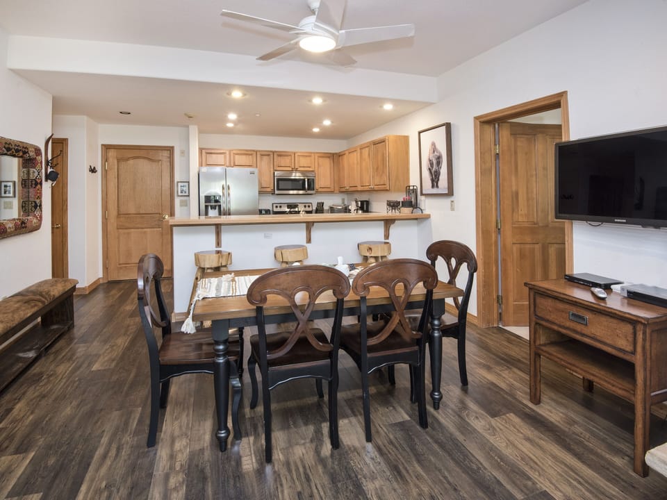 Condo, 2 Bedrooms | Dining