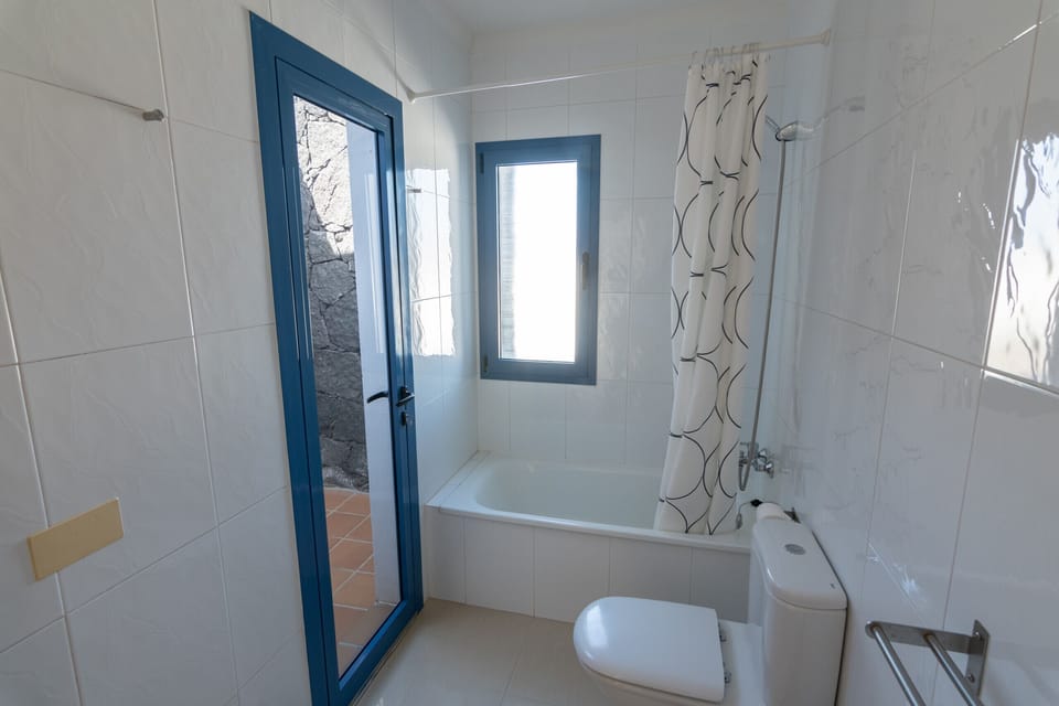 Bathroom with washbasin, bidet, wc and bath with shower.