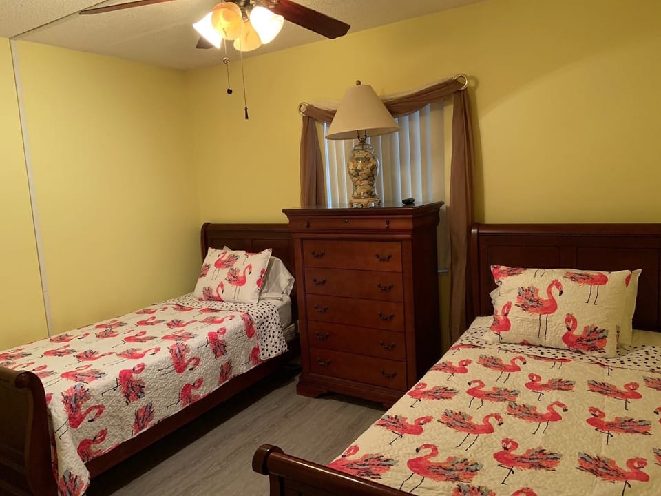 Second bedroom with two twin beds