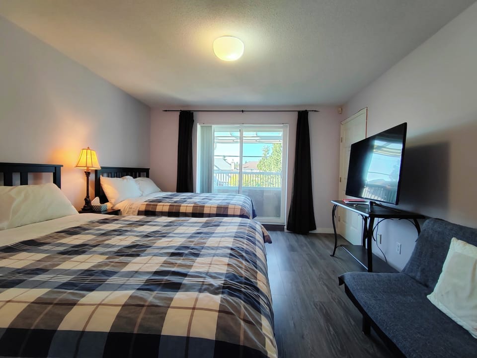 Deluxe Suite, 2 Beds, Non Smoking (Only Accepting Guests Aged 10 and Above) | Premium bedding, individually decorated, individually furnished, desk