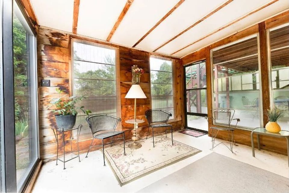 Screened-in breezeway downstairs