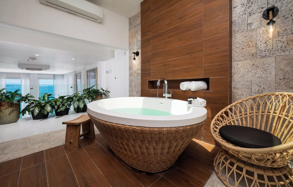 Presidential Suite | Bathroom | Free toiletries, hair dryer, bathrobes, slippers