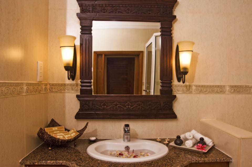 Combined shower/tub, free toiletries, hair dryer, slippers