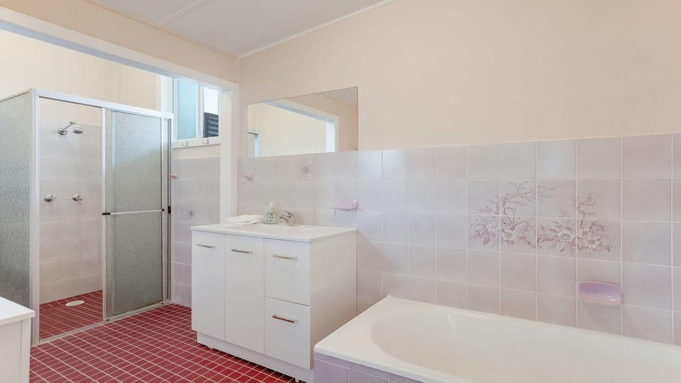 Antonios Paradise | Bathroom | Bath | Shower | Linen provided