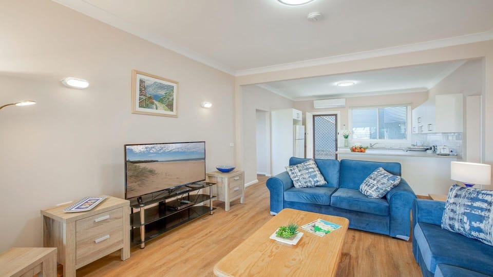 Antonios Paradise | Lounge room | Kitchen | TV