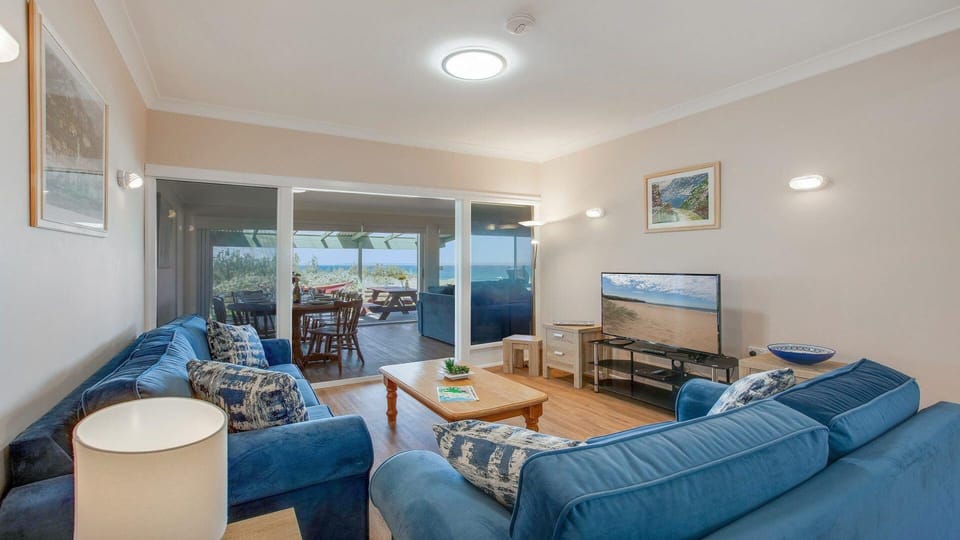 Antonios Paradise | Lounge room | Television