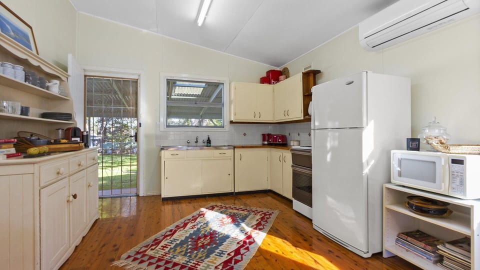 Kitchen, Microwave Oven, Oven, Refrigerator