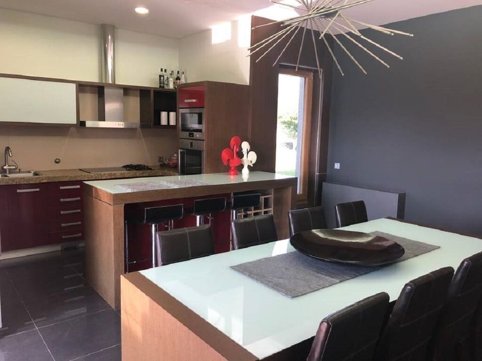 Fully equipped eat-in kitchen 