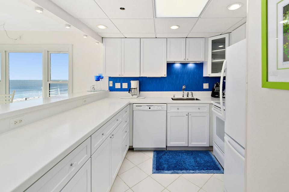 Kitchen - plenty of cabinet space