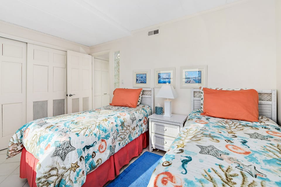 3rd bedroom with 2 twin beds