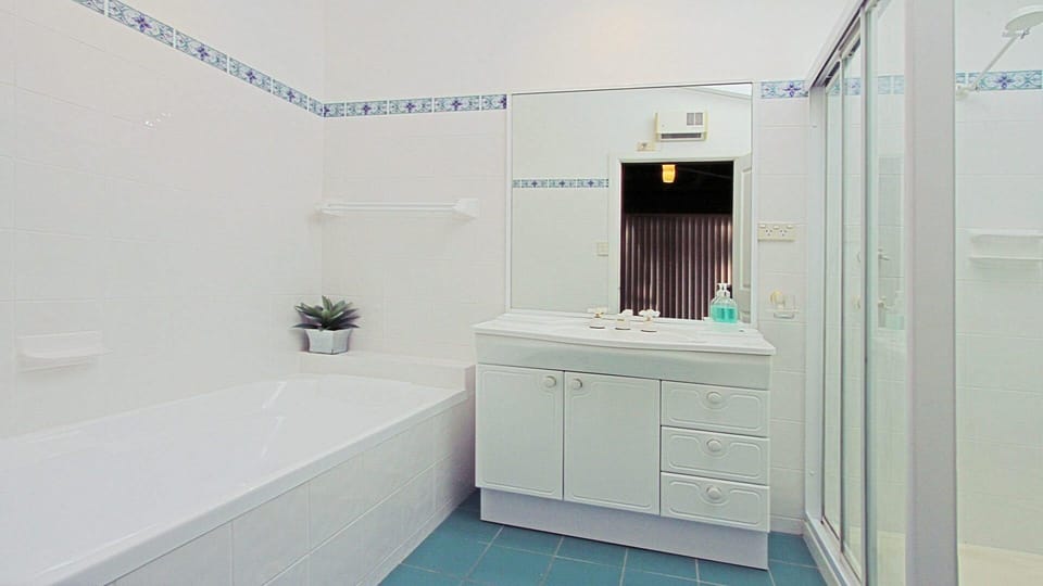 Gunyah | Bathroom | Shower | Bath | Linen provided