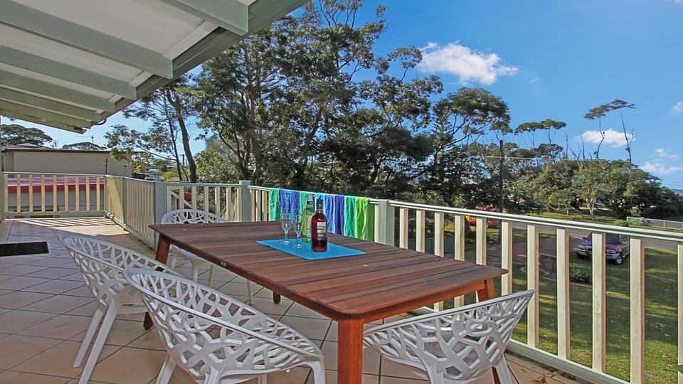 Gunyah | Covered balcony | Parking for boats and cars o driveway