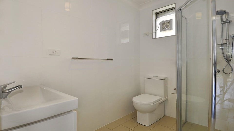 Beachside Getaway | Bathroom | Shower | Linen included