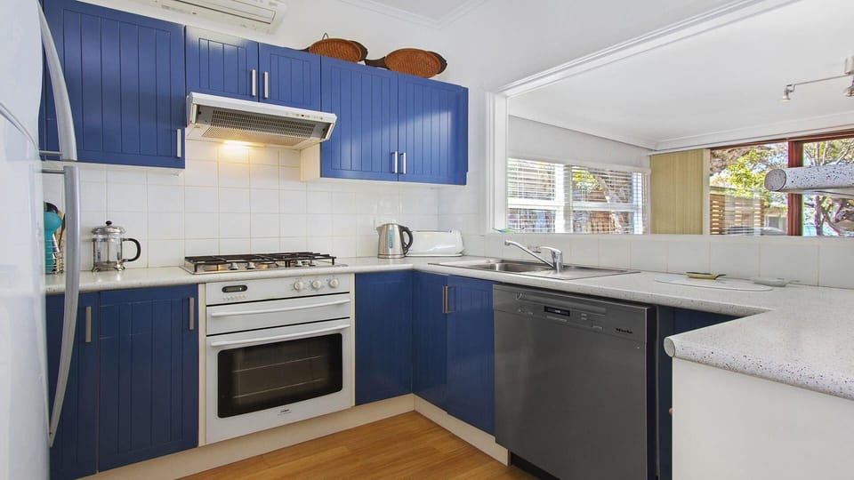 Bay Cottage | Kitchen | Coffee plunger | Dishwasher | Gas cooking