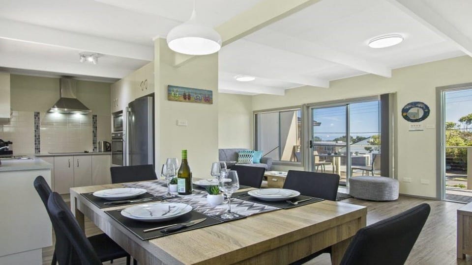 Dolphin Breeze | Open plan kitchen, dining and living area