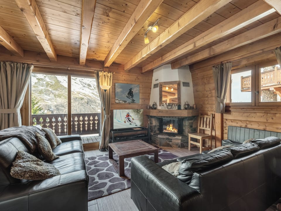 Lounge with wood burning fireplace, smart TV, French & English & streaming.