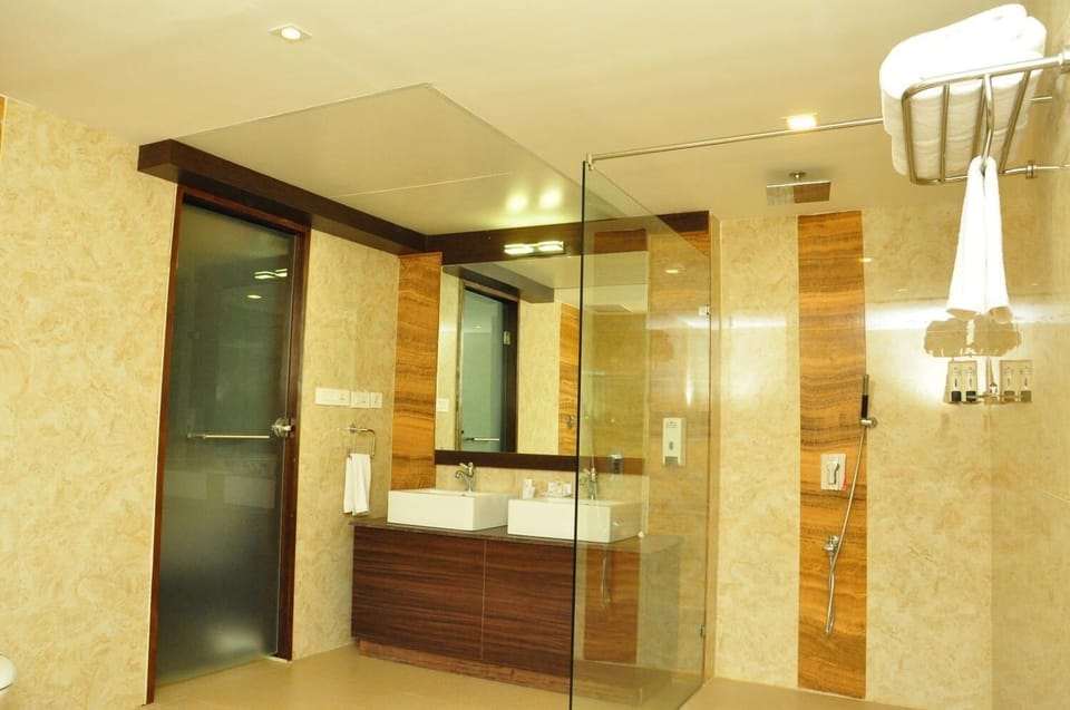 Shower, free toiletries, towels