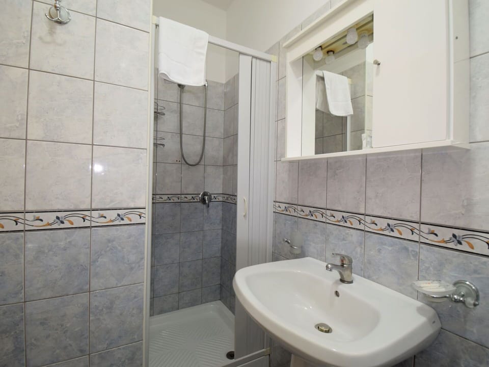 Mirror, Tap, Sink, Plumbing Fixture, Property, Bathroom Sink, Bathroom, Interior Design, Rectangle, Floor