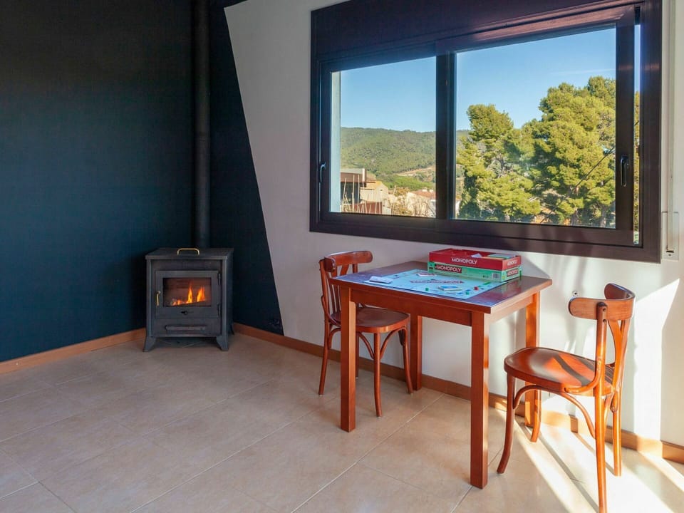 Table, Furniture, Window, Building, Wood, Interior Design, Architecture, Television, Floor, Living Room