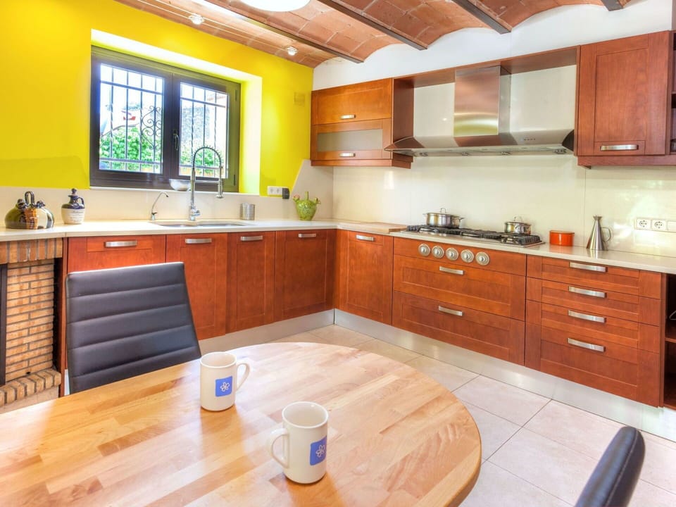Property, Room, Countertop, Furniture, Cabinetry, Kitchen, Building, Interior Design, House, Floor